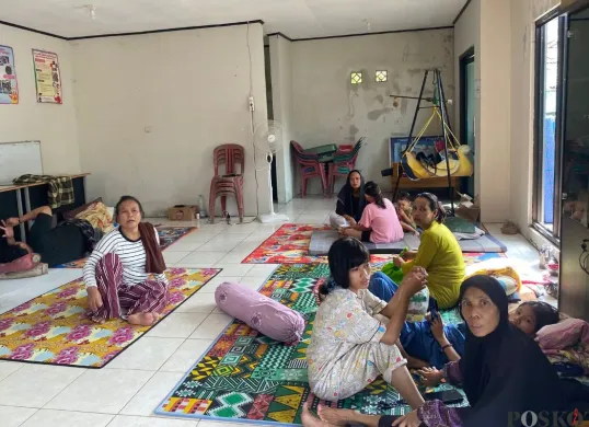 Tempat pengungsian puluhan warga terdampak banjir di Posyandu Anggrek, Kecamatan Cipondoh, Kota Tangerang, Selasa, 8 Juli 2025. (Sumber: Poskota/Primayanti Juli Kumala Manalu)