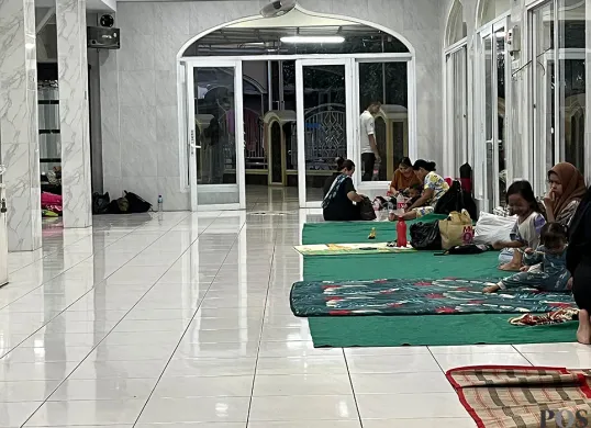 Warga Kembangan Selatan, Kembangan, Jakbar, mengungsi di masjid karena rumah masih kebanjiran, Selasa 8 Juli 2025. (Sumber: POSKOTA | Foto: Pandi Ramedhan)