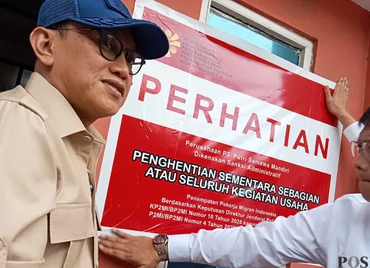 Menteri P2MI, Abdul Kadir Karding, turun langsung menyegel kantor PT Putri Samawa Mandiri di Jaka Mulya, Kecamatan Bekasi Selatan, Kota Bekasi, pada Selasa, 8 Juli 2025. (Sumber: POSKOTA | Foto: Nurpini Aulia Rapika)