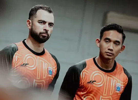 Jordi Amat optimis cepat adaptasi dengan tim Persija. (Sumber: Instagram/@persija)