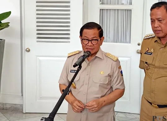 Gubernur Jakarta, Pramono Anung saat menyampaikan pernyataan kepada awak media didampingi Wali Kota Bekasi, Tri Adhianto, di Balai Kota DKI Jakarta, Selasa, 8 Juli 2025. (Sumber: POSKOTA | Foto: M Tegar Jihad)