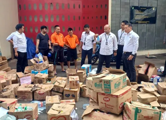 Polda Metro Jaya membongkar penjualan produk sisa minimarket yang sudah kedaluwarsa. (Sumber: Dok Polda Metro Jaya)