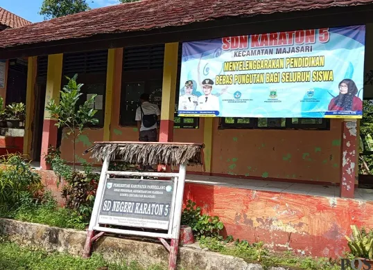 Situasi di SDN Karaton 5 Kecamatan Majasari, Pandeglang, yang sepi dari aktivitas pendaftaran siswa baru. (Sumber: POSKOTA | Foto: Samsul Fatoni)