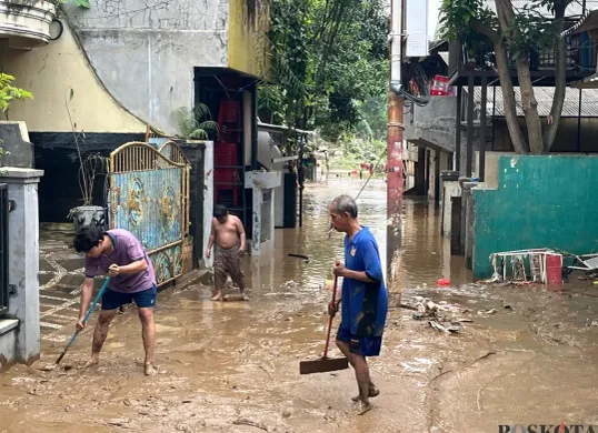 Sejumlah warga berusaha membersihkan lingkungan mereka dari lumpur imbas banjir yang terjadi. BPBD menyebut sebanyak 62 RT di Jakarta dilaporkan tergenang, Selasa, 8 Juli 2025. (Sumber: Poskota/Pandi Ramedhan)