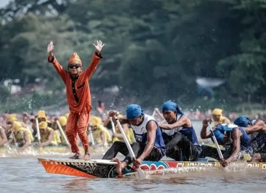 Tradisi pacu jalur yang viral dan mendunia. (Sumber: Kemenparekraf)