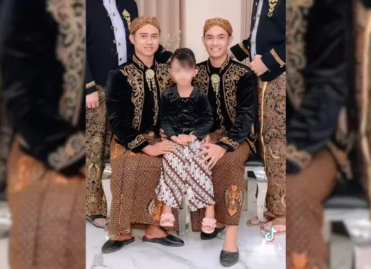Viral! Kisah Chiko dan Wira, pasangan sejenis yang gelar pernikahan pakai adat Jawa. Simak fakta lengkap dan pro-kontranya! (Sumber: X/@creepyroom)