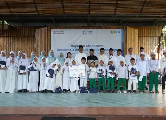 Pengurus YBM PLN UID Jakarta Raya berfoto bersama dengan para anak yatim dhuafa penerima santunan sebagai penutup kegiatan penuh makna dan kebahagiaan bulan Muharram di Ocean Dream Samudra, Ancol, Jakarta (Sumber: Dok. PLN UID Jakarta Raya)