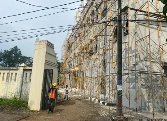 Kondisi rehab bangunan baru Sekolah Rakyat di Balai Latihan Kerja Industri (BLKI), Kecamatan Serpong Utara, Kota Tangsel pada Jumat, 9 Juli 2025. (Sumber: Poskota/Primayanti Juli Kumala Manalu)