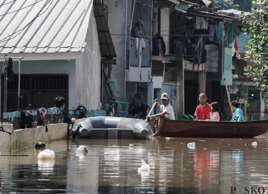 Ilustrasi, warga menaiki perahu melintasi banjir di Jalan Pirus, Bidara Cina, Jatinegara, Jakarta Timur, Minggu, 8 Juli 2025. (Sumber: Poskota/Bilal Nugraha Ginanjar)