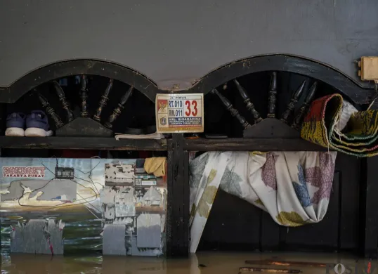 Rumah terendam banjir di Jalan Pirus, Bidara Cina, Jatinegara, Jakarta Timur, Minggu, 8 Juli 2025. (Sumber: Poskota/Bilal Nugraha Ginanjar)