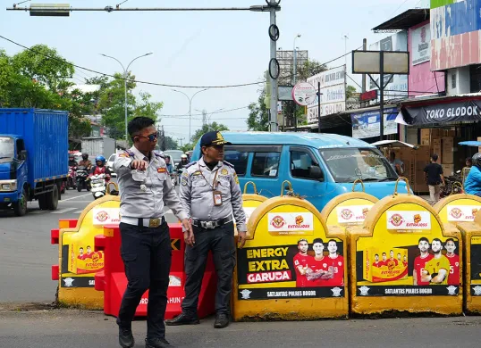 Dishub Kabupaten Bogor membali mengoperasikan lampu lalu lintas di Simpang Pasar Cibinong sejak Selasa, 8 Juli 2025. (Sumber: Dok Pemkab Bogor)