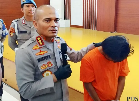 Kapolres Metro Bekasi, Kombes Pol Mustofa dan Riki Susanto, 42 tahun, terduga pelaku kasus pencabulan kepada anak tiri. (Sumber: POSKOTA | Foto: Nurpini Aulia Rapika)