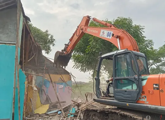 Pembongkaran bangunan liar di sepanjang sempadan jalan dan bantaran sungai Kampung Pulo Timaha, Desa Babelan Kota, Kecamatan Babelan, Kabupaten Bekasi, Rabu, 9 Juli 2025. (Sumber: Poskota/Nurpini Aulia Rapika)