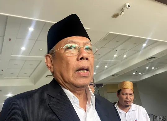 Wali Kota Tangsel, Benyamin Davnie saat ditemui di gedung DPRD Tangsel usai mengikuti rapat paripurna pada Rabu, 9 Juli 2025. (Sumber: POSKOTA | Foto: Primayanti)
