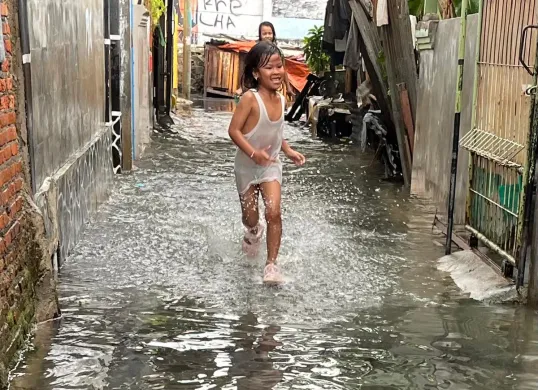 Anak-anak saat bermain di genangan banjir, Cakung, Jakarta Timur, Rabu, 9 Juli 2025. (Sumber: Poskota/M. Tegar Jihad)