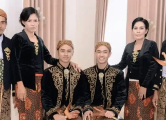 Fenomena Viral Foto Pasangan Sesama Jenis Chiko dan Wiran: Klarifikasi, Respons Publik, dan Pelajaran Penting tentang Literasi Digital (Sumber: Instagram/@chiko_ingham)