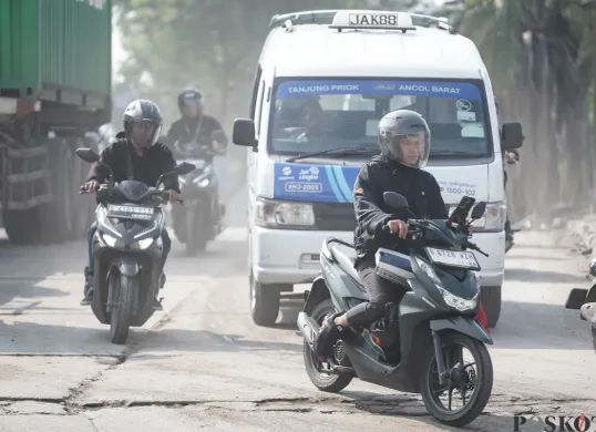 Ilustrasi pengendara motor melintasi jalan rusak. (Sumber: Poskota/Bilal Nugraha Ginanjar)
