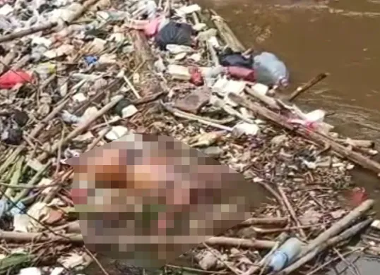 Tangkap layar sesosok mayat tanpa kepala di kali Ciliwung, tepatnya di Jalan Rawajati Timur III, Pancoran, Jakarta Selatan.