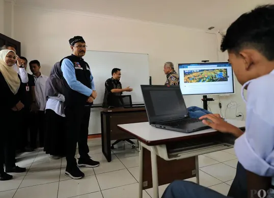 Menteri Sosial Saifullah Yusuf alias Gus Ipul meninjau langsung proses uji coba Sekolah Rakyat di Sentra Terpadu Pangudi Luhur, Kota Bekasi, Rabu 9 Juli 2025. (Sumber: POSKOTA | Foto: Nurpini Aulia Rapika)