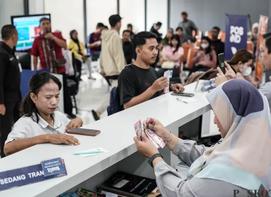 Warga mengambil dana Pencairan Bantuan Subsidi Upah (BSU) tahap 1 di Graha Pos Indonesia, Jakarta, Rabu, 9 Juli 2025. (Sumber: Poskota/Bilal Nugraha Ginanjar)
