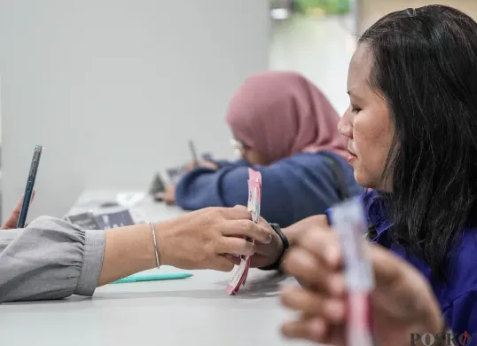 Warga mengambil dana Pencairan Bantuan Subsidi Upah (BSU) tahap 1 di Graha Pos Indonesia, Jakarta, Rabu, 9 Juli 2025. (Sumber: Poskota/Bilal Nugraha Ginanjar)