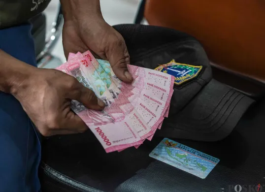 Warga mengambil dana Pencairan Bantuan Subsidi Upah (BSU) tahap 1 di Graha Pos Indonesia, Jakarta, Rabu, 9 Juli 2025. (Sumber: Poskota/Bilal Nugraha Ginanjar)