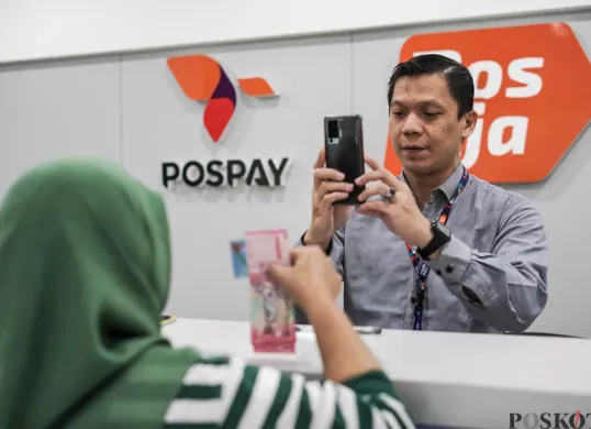 Pencairan dana BSU melalui kantor Pos setelah mendapatkan QR Code dari aplikasi PosPay. (Sumber: Poskota/Bilal Nugraha Ginanjar)