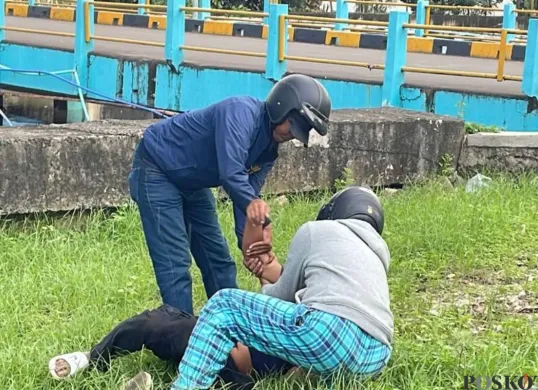 Satpol PP melakukan penjangkauan terhadap PPKS di wilayah Jakarta Barat, Rabu 9 Juli 2025. (Sumber: Poskota/Pandi Ramedhan)