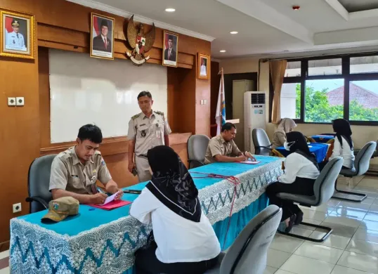 Sekretaris Kelurahan Cakung Timur, Faqieh Insani saat wawancara pelamar PPSU. (Sumber: Dok. Kominfotik Kelurahan Cakung Timur)