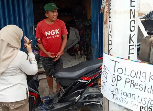 Alpian, 55 tahun, pemilik bengkel di Jalan Pulo Timaha, Kecamatan Babelan, Kabupaten Bekasi, mengaku menyesal membeli tanah dari oknum calo. (Sumber: POSKOTA | Foto: Nurpini Aulia Rapika)