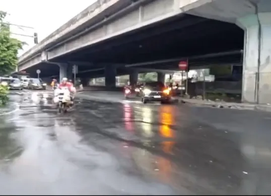 Ruas jalan Ring Road, Kembangan, Jakarta Barat, sudah tidak lagi tergenang, Rabu, 9 Juli 2025. (Sumber: Poskota/Pandi Ramedhan)