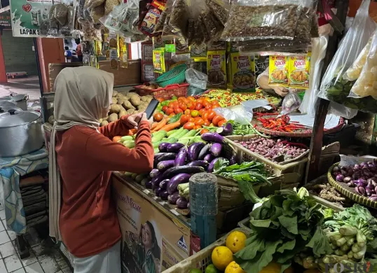 Aktivitas di pasar tradisional Slipi, Jakarta Barat, Rabu, 9 Juli 2025. (Sumber: Poskota/Pandi Ramedhan)