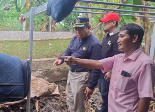 Ketua DPRD Provinsi DKI Jakarta Khoirudin permukiman terdampak banjir di RT 006 RW 001 Kelurahan Petogogan, Kebayoran Baru, Jakarta Selatan (Sumber: Dok. Sekretariat DPRD DKI)