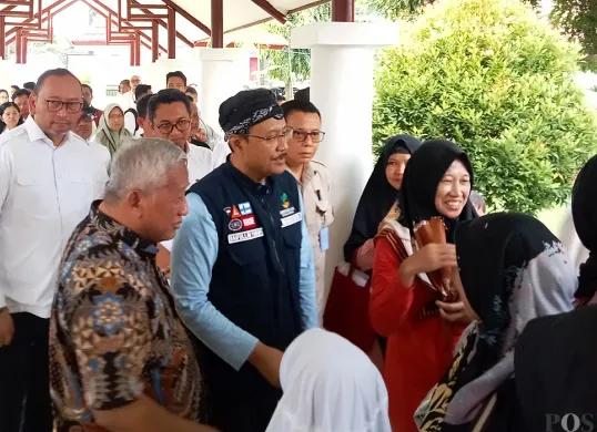 Mensos RI, Saifullah Yusuf, menyapa para orang tua yang anaknya bersekolah di Sekolah Rakyat STPL, Kota Bekasi, Rabu, 9 Juli 2025. (Sumber: POSKOTA | Foto: Nurpini Aulia Rapika)