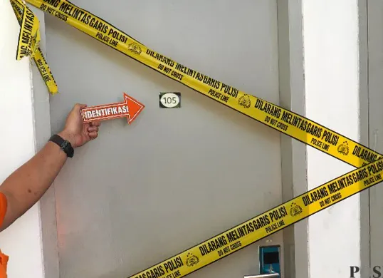 Garis polisi dipasang di depan kamar kos diplomat muda Kementerian Luar Negeria yang ditemukan meninggal dunia dengan kondisi kepala dilakban. (Sumber: POSKOTA | Foto: Ali Mansur)