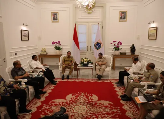 Walikota Bekasi Tri Adhianto menemui Gubernur Jakarta Pramono Anung di Kantor Balai Kota, Jakarta. (Sumber: Dok. Pemkot Bekasi)