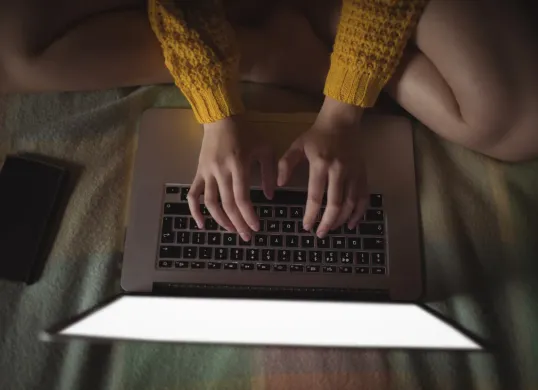 Ilustrasi penyebaran konten video viral pornografi di internet. (Sumber: Freepik)