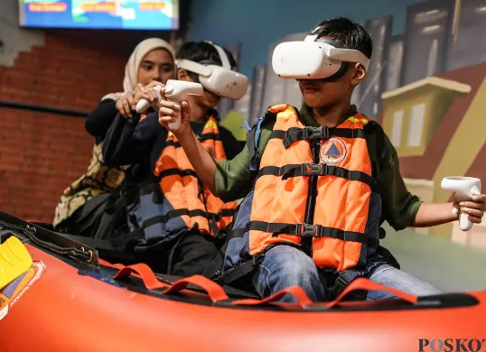 Sejumlah anak mengikuti sesi edukasi tanggap bencana di Galeri Badan Penanggulangan Bencana Daerah (BPBD) DKI Jakarta, Gambir, Jakarta, Kamis, 10 Juli 2025. (Sumber: Poskota/Bilal Nugraha Ginanjar)