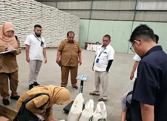 DKP Kota Tangerang melakukan melakukan inspeksi langsung ke gudang Bulog Cikande, pada Kamis, 10 Juli 2025. (Sumber: Humas Pemkot Tangerang)