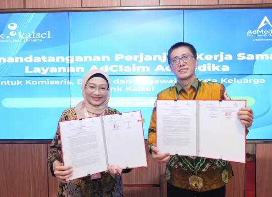 Direktur Utama AdMedika Dian Prambini (kiri) dan Direktur Utama BPD Kalsel Fachrudin (kanan) saat acara penandatanganan Kesepakatan kerja sama antara AdMedika dan BPD Kalsel di Telkom STO Gambir, Jakarta, kemarin. (Sumber: Dok. Telkom)