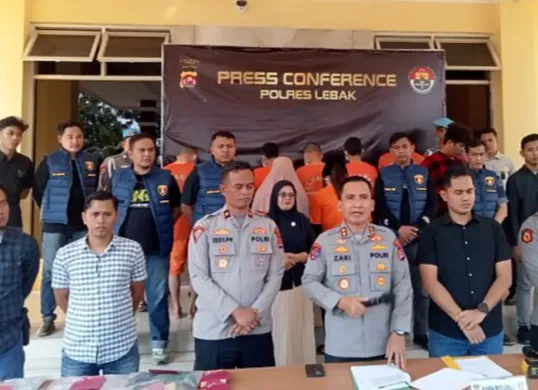Jajaran Polres Lebak, saat ekspose sejumlah perkara, salah satunya kasus pembuangan bayi ke sungai. (Sumber: Dok. Polres Lebak)
