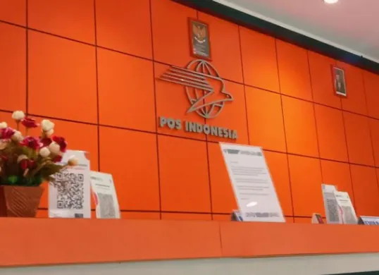 Ilustrasi PT Pos Indonesia, pencairan BSU 2025 syarat dokumen, alur verifikasi di Kantor Pos, dan cara mengatasi kendala pencairan. Cek NIK Anda sekarang! (Sumber: PT Pos)