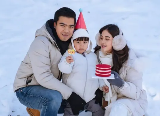 Ruce Nuenda atau Mama Ebra dikabarkan bercerai dengan sang suami Aryo Disa Wiratama. (Sumber: Instagram/@rucenuenda)