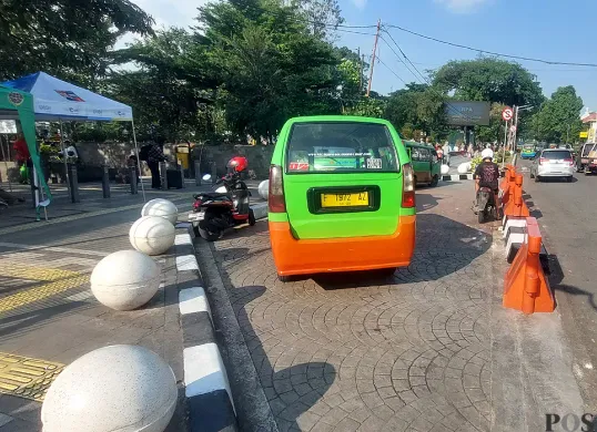 Area lay bay di depan Alun-alun Kota Bogor, disediakan khusus sebagai titik naik dan turun penumpang angkot. (Sumber: POSKOTA | Foto: Sekar Putri Andini)