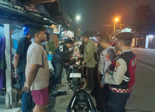 AKP Erik Pawas Polsek Cinere bersama anggota membubarkan kumpulan remaja yang sudah melewati batas jam malam dalam patroli Rabu, 9 Juli 2025. (Sumber: Poskota/Angga Pahlevi)