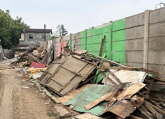 Puluhan bangunan liar ditertibkan di Kampung Ranca Saga Batu Belah, Kelurahan Muncul, Kecamatan Setu, Kota Tangerang Selatan pada Kamis, 10 Juli 2025. (Sumber: POSKOTA | Foto: Primayanti)