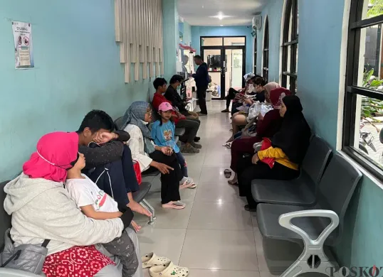 Suasana di Puskesmas Palmerah, Jakarta Barat, dipadati pasien antre, Kamis, 10 Juli 2025. (Sumber: Poskota/Pandi Ramedhan)