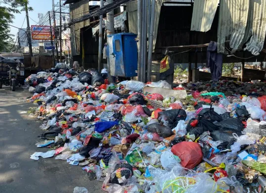 Kondisi TPS Pasar Rubuh, Kelurahan Petir, Kecamatan Cipondoh, Kota Tangerang yang cukup memprihatinkan, Kamis, 10 Juli 2025. (Sumber: Poskota/Primayanti Juli Kumala Manalu)