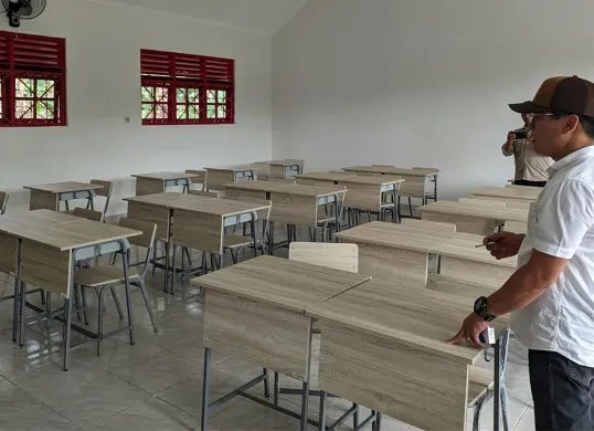 Kepala Dinas Sosial Kabupaten Bogor, Farid Ma’ruf, saat meninjau salah satu Sekolah Rakyat. (Sumber: Dok Pemkab Bogor)