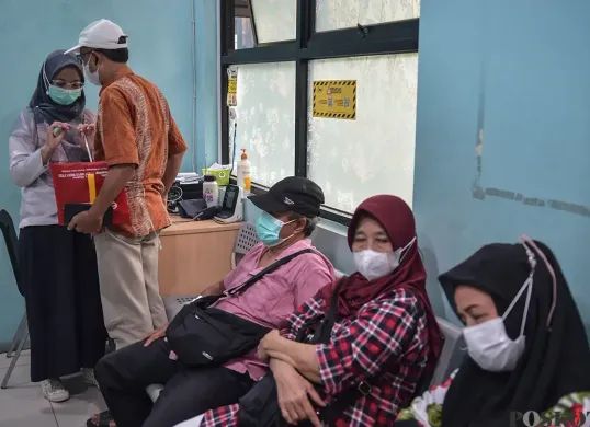 Sejumlah warga saat melakukan pemeriksaan kesehatan di Pusat Layanan Kesehatan Masyarakat (Puskesmas). (Sumber: Poskota/Bilal Nugraha Ginanjar)